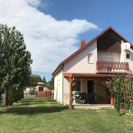 Lukacs Nyaralohaz Balatonfenyves