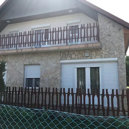 Lukacs Nyaralohaz * Balatonfenyves