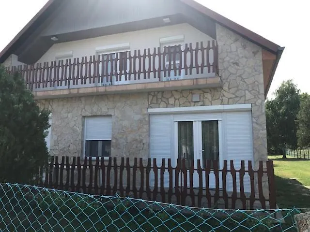 Lukacs Nyaralohaz * Balatonfenyves